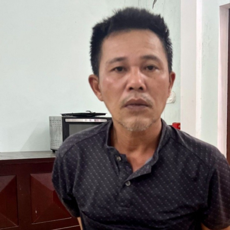 Trần Văn Tuân bị tạm giữ hình sự sau khi dùng hung khí tấn công khiến Phó Chánh án TAND huyện Cam Lộ bị thương. Ảnh: CAQT