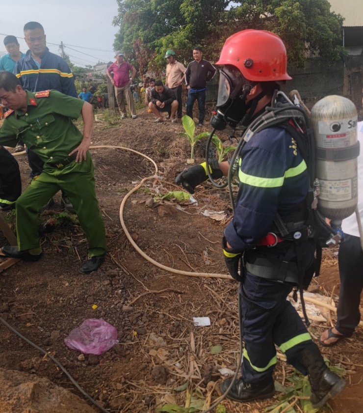 Lực lượng chức năng đeo bình khí chống độc xuống giếng để tìm kiếm bé trai mất tích ở Đồng Nai. Ảnh: VH