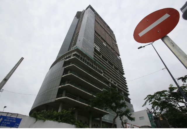 Từ năm 2011 đến nay, tòa nhà Saigon One Tower đã ngừng thi công