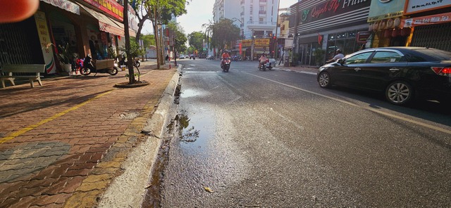 Một số tuyến đường ở trung tâm TP Vũng Tàu còn đọng nước sau cơn mưa ngắn rạng sáng nay