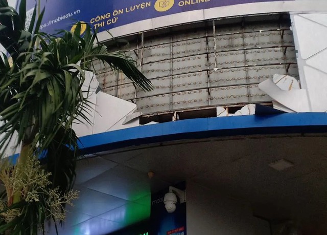 Một mảng lớn bảng quảng cáo ở toà nhà Mobifone trên đường Đống Đa, TP Huế bị gió giật bay vào sáng 4-5.