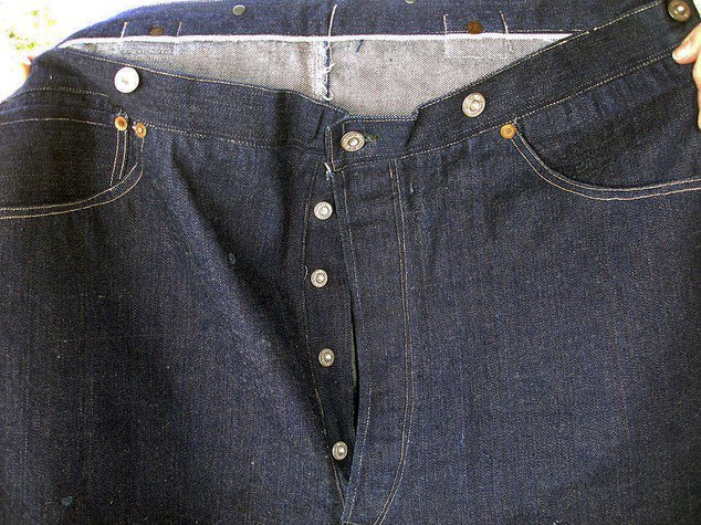 Chiếc quần jeans xanh Levi's mua năm 1893 được bán với giá gần 100.000 USD.