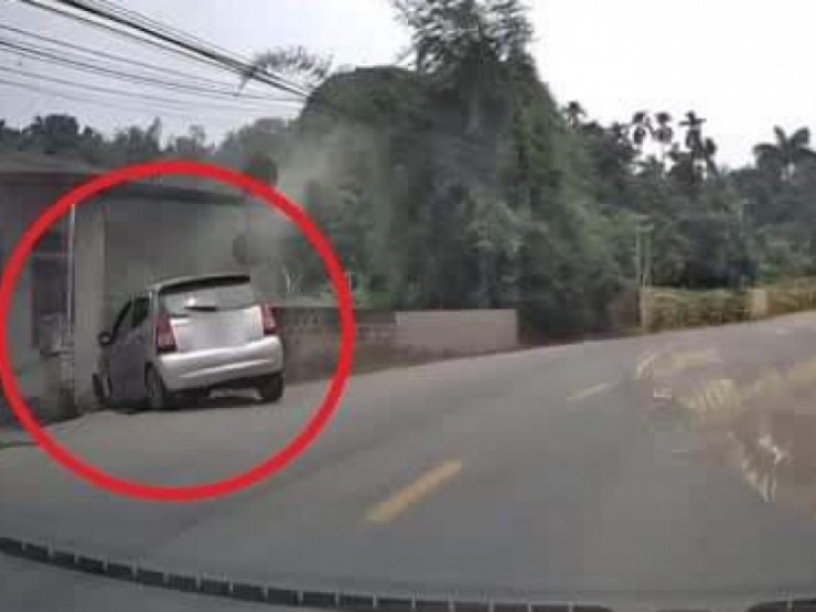 Clip: Ô tô chạy "bất ổn" lao vào nhà ven đường, tài xế gặp cái kết đắt giá