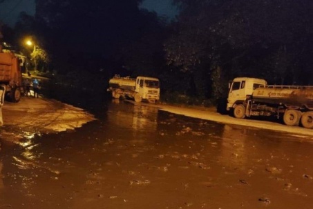 Hà Nội: Bùn thải từ bãi rác Nam Sơn tràn xuống đường trong đêm