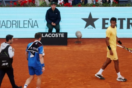 Ngôi sao tennis 3 lần "nhận quà trên trời rơi xuống", vào chung kết Madrid Open