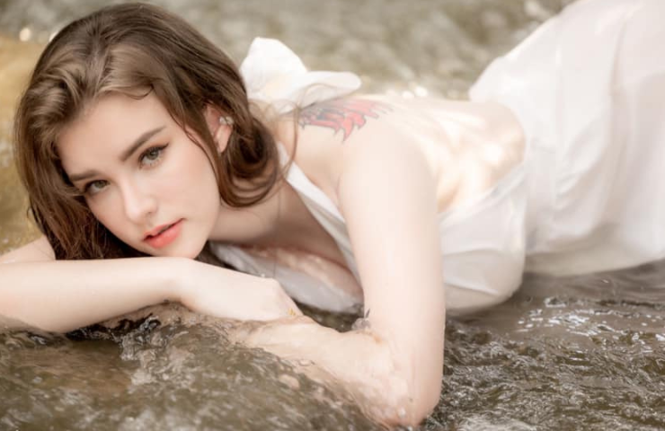 Chớm hè, nữ thần tắm suối Thái Lan Jessie Vard gây chú ý khi đăng tải loạt ảnh diện đàm trắng, mỏng manh đi tắm suối. 

