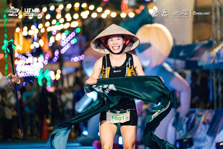 Hà Thị Hậu vượt nhiều nam VĐV khác để giành ngôi á quân chung cuộc chạy 100 km