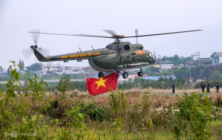 Hơn 10h, trực thăng đáp xuống sân bay Điện Biên Phủ, hoàn thành nhiệm vụ bay biểu diễn trong lễ tổng duyệt. Các máy bay sẽ ở đây chờ đến ngày bay chính thức trong lễ kỷ niệm 70 năm chiến thắng Điện Biên Phủ - 7/5.