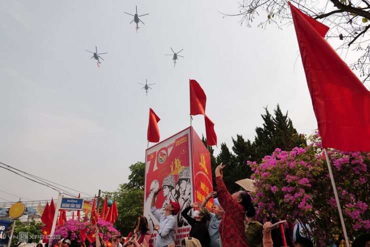 Dàn trực thăng bay qua các tuyến đường trung tâm ở TP Điện Biên Phủ, được người dân chào đón. Ảnh: Ngọc Thành