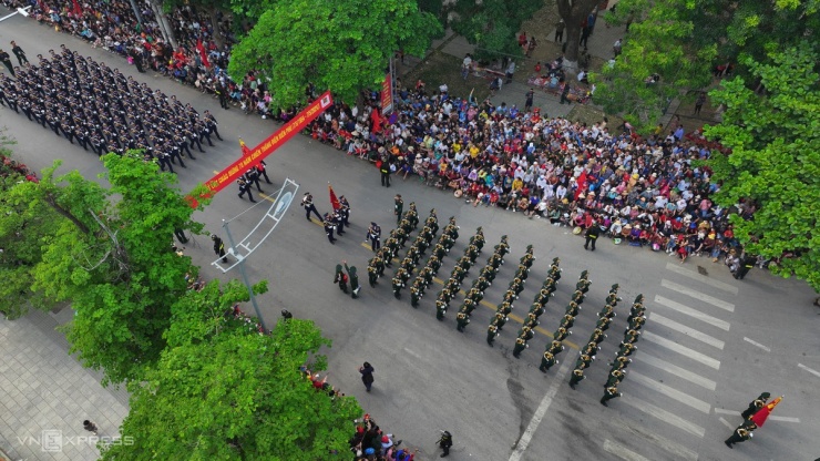 Đến ngã tư Hoàng Văn Thái - Võ Nguyên Giáp, các khối rẽ về ba hướng khác nhau; đội hình rẽ phải đi qua các di tích đồi A1, quảng trường 7/5, tượng đài chiến thắng Điện Biên Phủ; hướng đi thẳng về cầu Mường Thanh; rẽ trái đi qua Bảo tàng chiến thắng lịch sử Điện Biên Phủ.