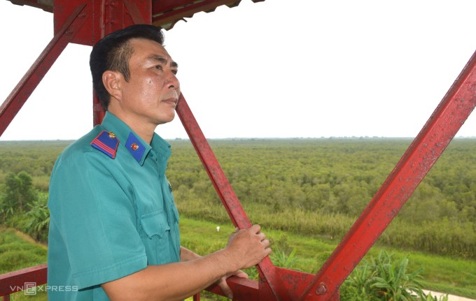 Ông Lê Quốc Việt quan sát rừng tại chòi gác. Ảnh: An Minh