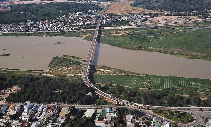 Cầu Trà Khúc 2 qua sông cùng tên trên tuyến giao thông huyết mạch quốc lộ 1A. Ảnh: Phạm Linh