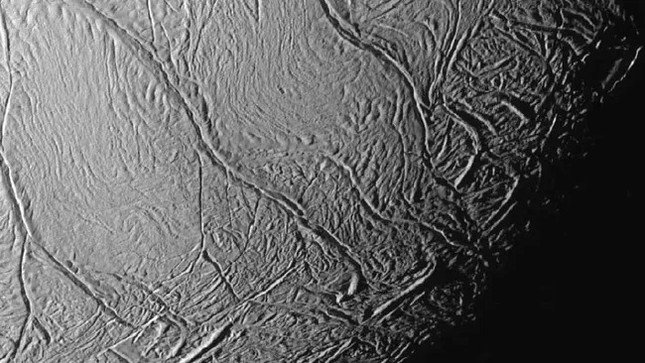 Hình ảnh cận cảnh của mặt trăng Enceladus của Sao Thổ nhìn về phía điểm cuối của mặt trăng (sự chuyển đổi từ ngày sang đêm) cho thấy một mô hình đặc biệt gồm các đứt gãy liên tục, có gờ, hơi cong song song trong các vĩ độ cực nam của mặt trăng. (Ảnh: NASA/JPL/Viện Khoa học Vũ trụ)