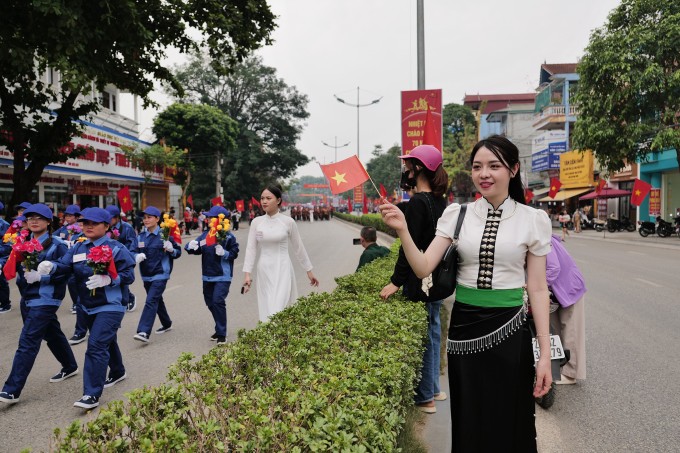 Điện Biên cũng như miền Bắc hôm nay trời mát mẻ, người dân thuận lợi xem lễ tổng duyệt diễu binh mừng 70 năm chiến thắng Điện Biên Phủ. Ảnh: Ngọc Thành