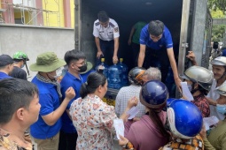 Tin tức trong ngày - Tặng 2.000 bình nước uống cho bà con vùng hạn mặn Bến Tre