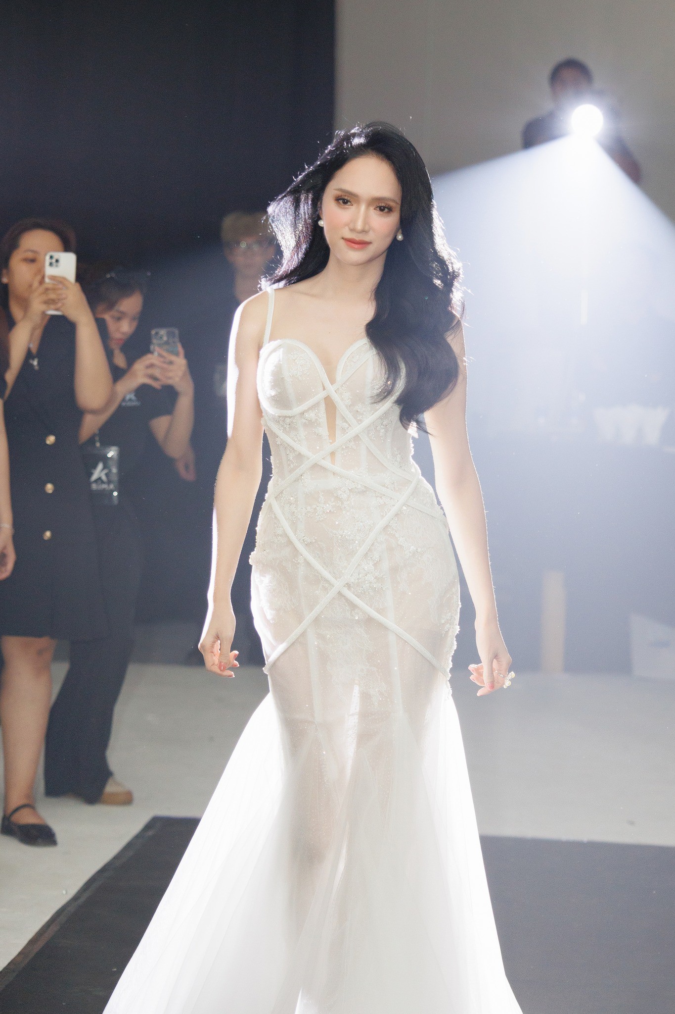 Hương Giang phá lệ mặc váy cưới trình diễn tại show thời trang.