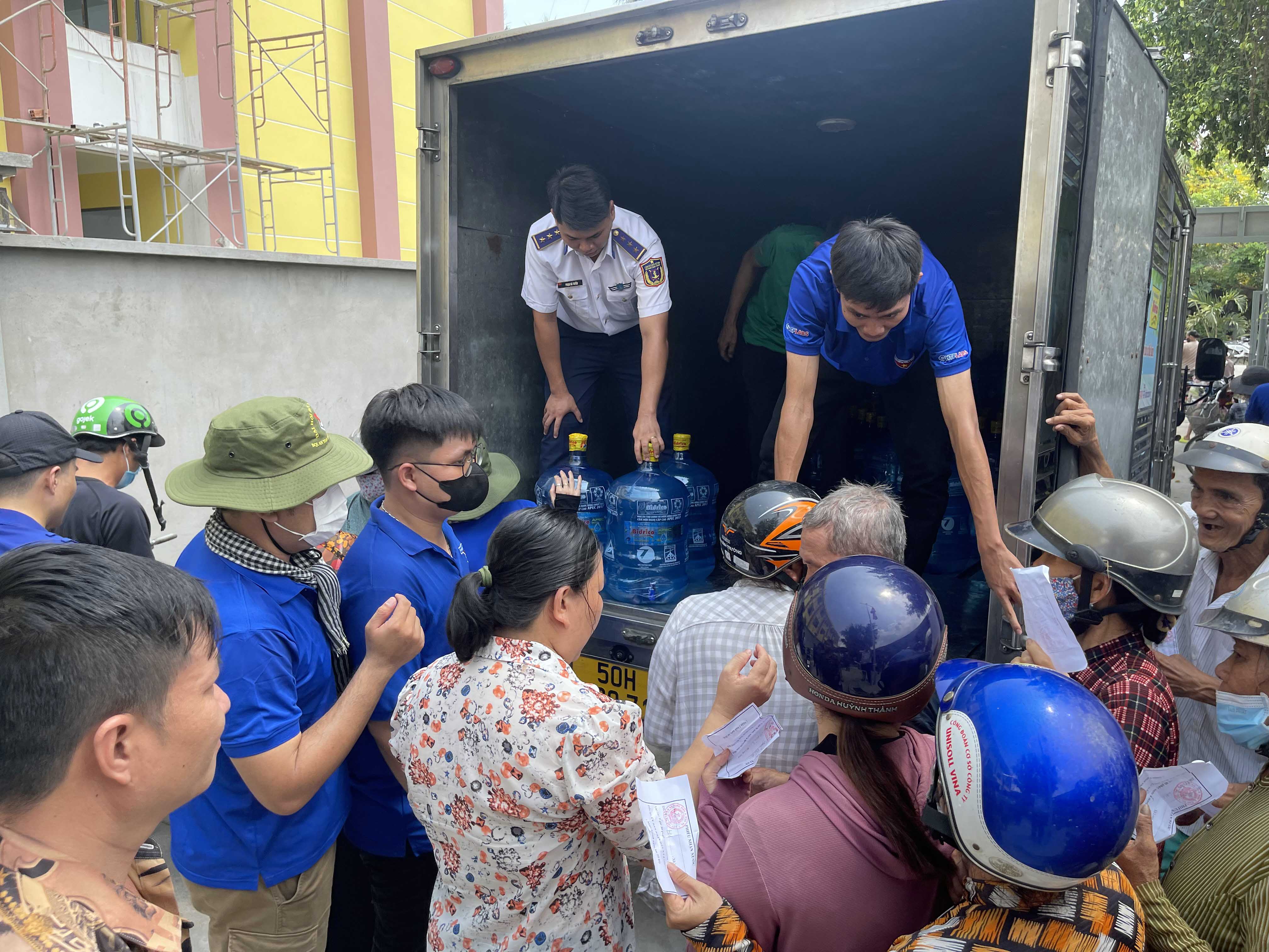 2.000 bình nước uống tinh khiết được Bộ Tư lệnh Vùng Cảnh sát biển 3 phối hợp các đơn vị tặng cho bà con huyện Bình Đại, Bến Tre