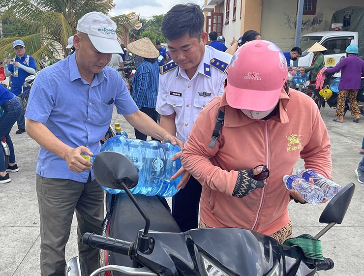 Người dân chở nước về nhà.