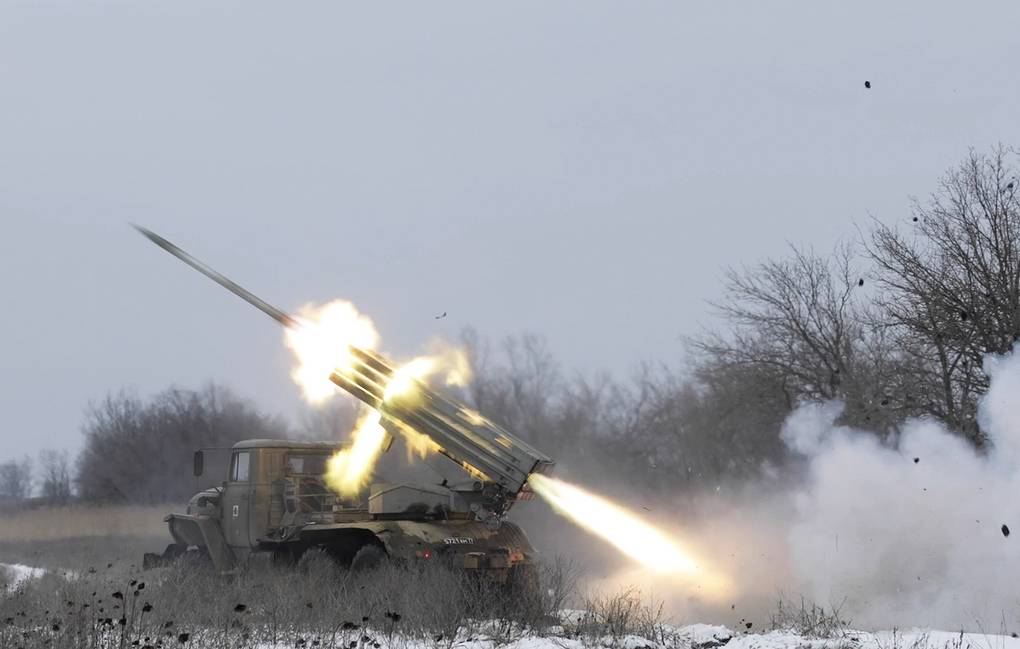 Quân đội Nga nã pháo trên tiền tuyến ở Ukraine (ảnh: TASS)