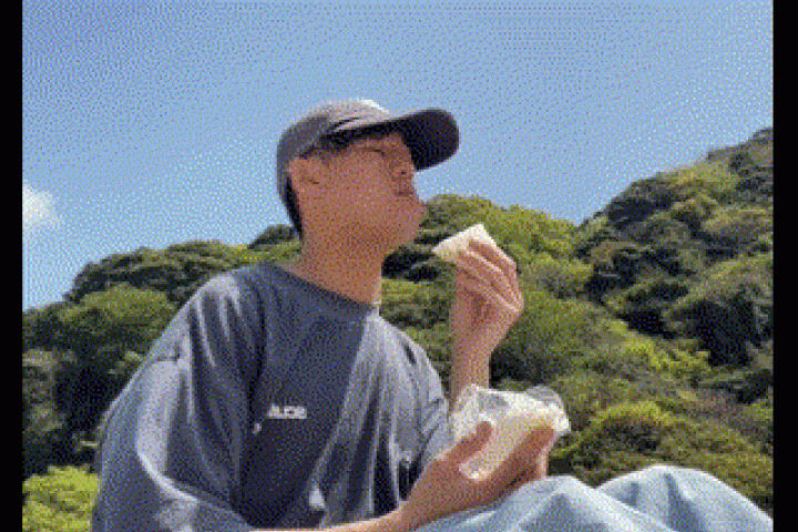 Phi thường - kỳ quặc - Clip: Chim ưng táo bạo cướp bữa trưa của người đàn ông trong nháy mắt