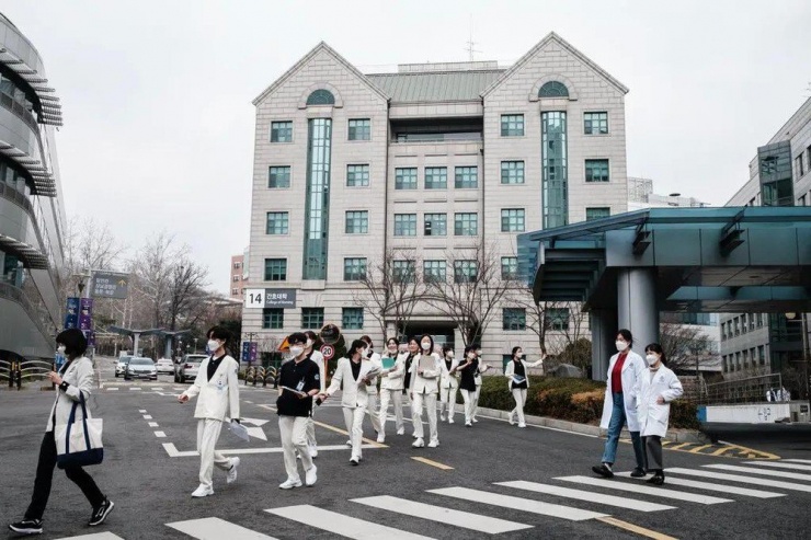 Các nhân viên y tế bên ngoài một bệnh viện ở thủ đô Seoul (Hàn Quốc) hồi tháng 3. Ảnh: GETTY IMAGES