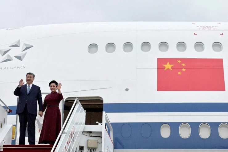 Chủ tịch Trung Quốc Tập Cận Bình và phu nhân Bành Lệ Viên vẫy tay khi đến sân bay Orly (thủ đô Paris, Pháp) hôm 5-5. Ảnh: REUTERS