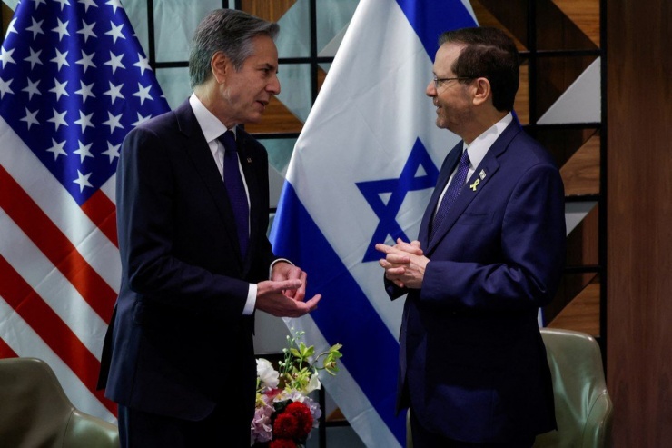 Tổng thống Israel Isaac Herzog gặp Ngoại trưởng Mỹ Antony Blinken tại Tel Aviv (Israel) hôm 1-5. Ảnh: REUTERS