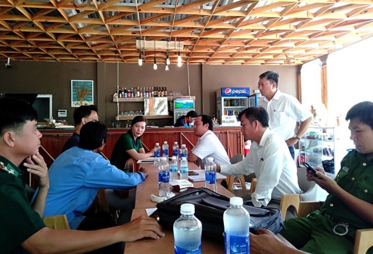 Cơ quan chức năng tỉnh Ninh Thuận xác minh vụ việc tại bãi Kinh. Ảnh: Đ.K