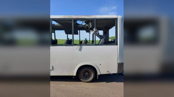 Chiếc xe buýt bị UAV tấn công ở tỉnh Belgorod (Nga) ngày 6-5. Ảnh: TELEGRAM