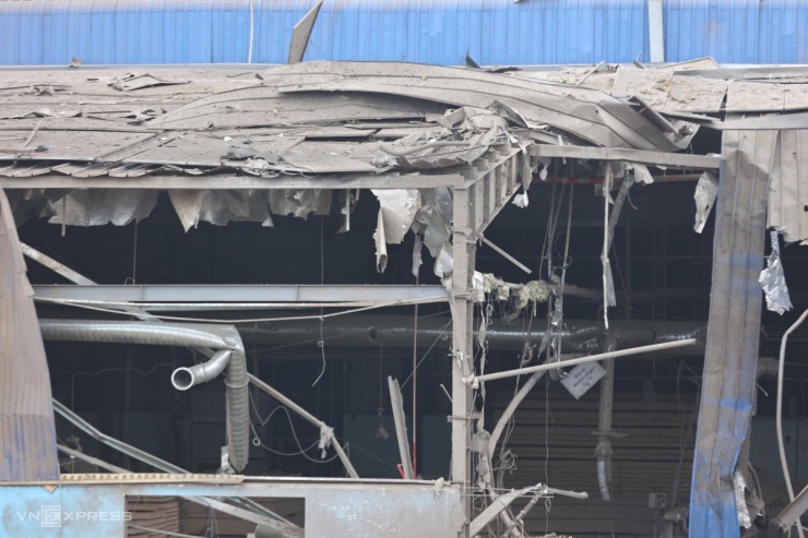 Một góc nhà xưởng tan hoang, mái tôn bị hất tung.