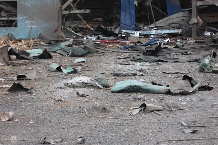 Trước xưởng, khoảng sân rộng hơn 300 m2 tan hoang, ngổn ngang mảnh tôn, sắt thép, gạch đá vỡ vụn.