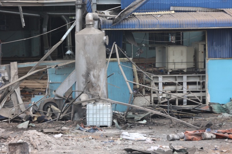 Một bình hình trụ cao hơn 5 m trong hệ thống lò hơi còn nguyên sau vụ nổ.