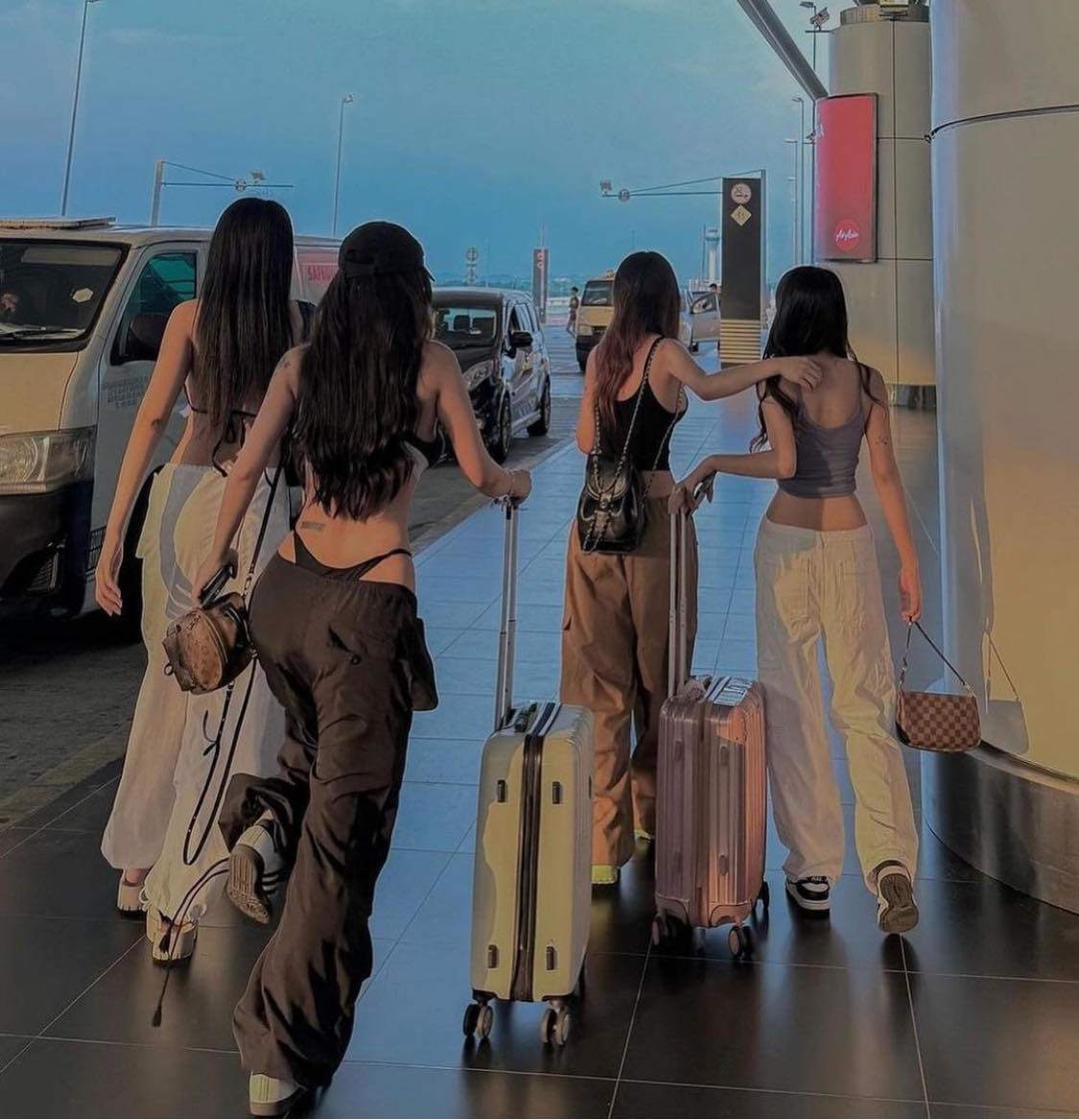 Nhóm 4 cô gái mặc áo bra, quần trễ lộ eo, hông gây chú ý ở sân bay - 1