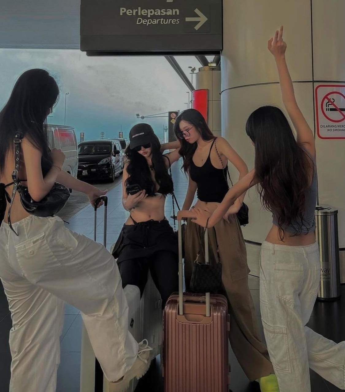 Nhóm 4 cô gái mặc áo bra, quần trễ lộ eo, hông gây chú ý ở sân bay - 3