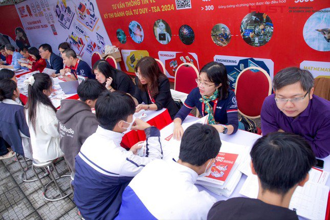 Thí sinh tìm hiểu thông tin thi đánh giá tư duy và tuyển sinh của ĐH Bách khoa Hà Nội năm 2024. Ảnh: Diệp An