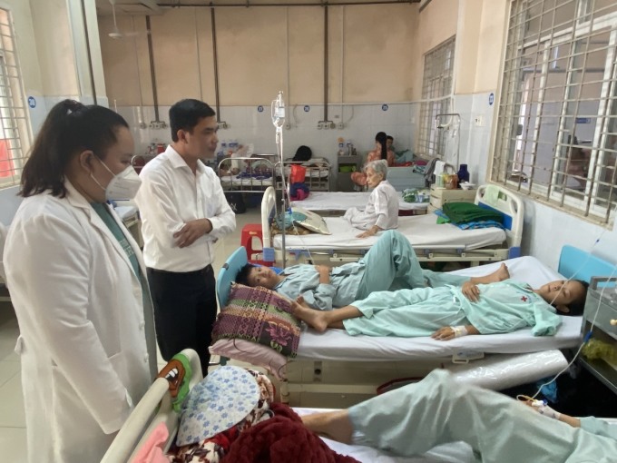 Bệnh nhân điều trị sau khi nghi ngộ độc ở Bệnh viện đa khoa Long Khánh. Ảnh: Thái Hà