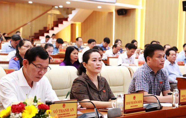 Các đại biểu dự họp HĐND tỉnh Quảng Ngãi sáng 6-5. Ảnh: N.Đ