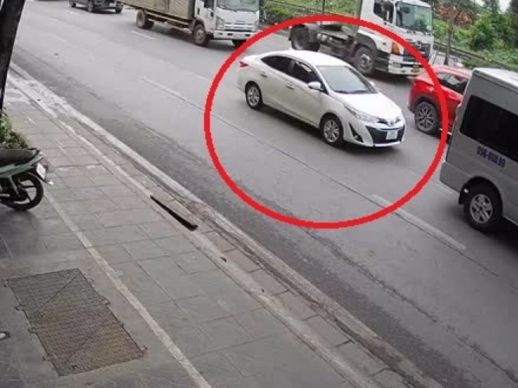 Clip: Ô tô con gặp nạn “kẹp bánh mỳ” vì xe tải Howo