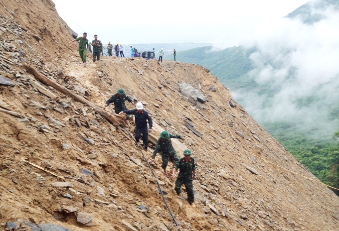 Lực lượng cứu hộ tiếp cận hiện trường. Ảnh: Hùng Lê