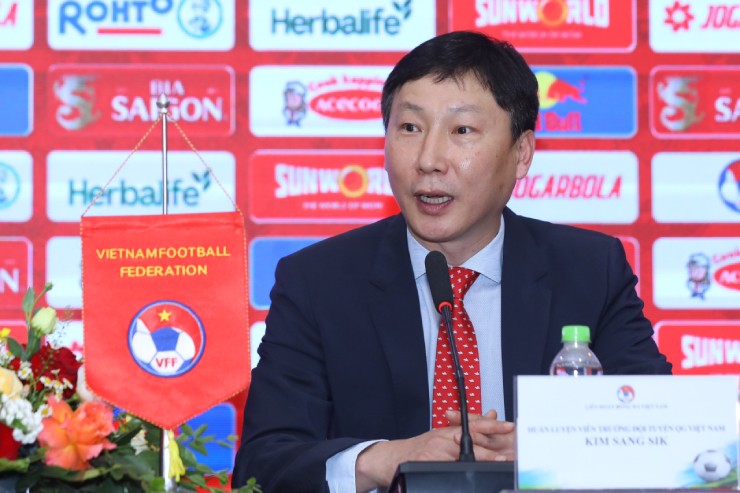 HLV Kim Sang Sik ra mắt: Tự tin dẫn dắt ĐTVN, đã "chấm" cầu thủ đầu tiên - 1