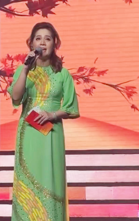 Con gái cố NS Vũ Linh nhận cả xấp tiền khi đi hát hậu ồn ào về quan hệ huyết thống - 2