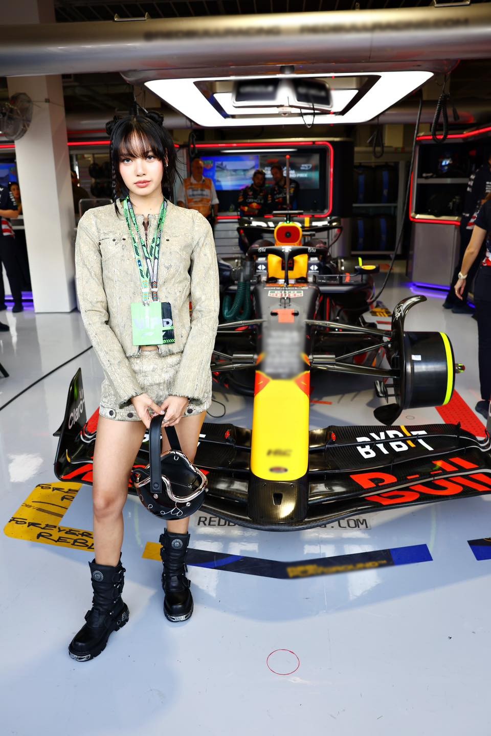 Lisa (BLACKPINK) làm người mẫu phất cờ tại giải đua xe F1 - 1
