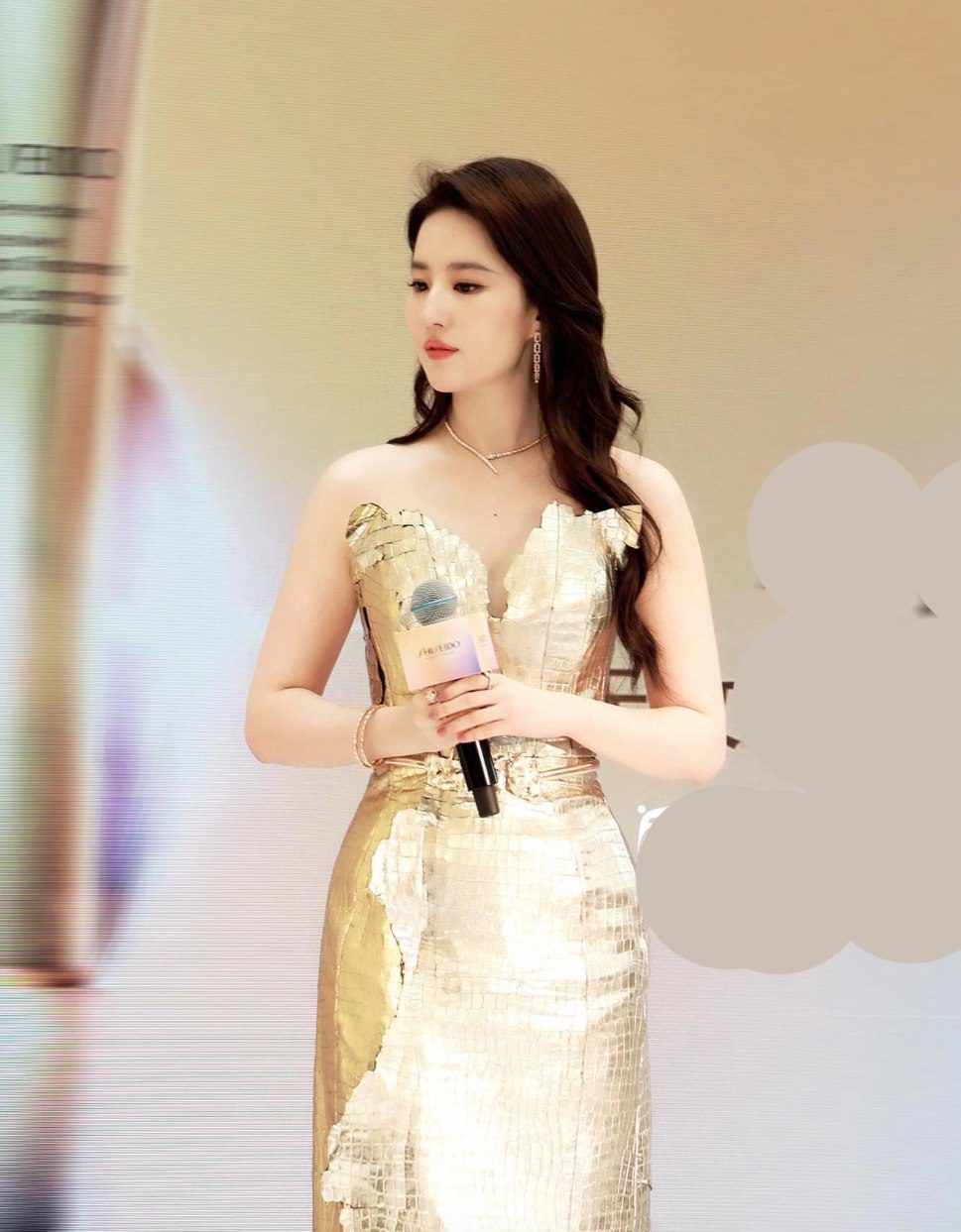 Lưu Diệc Phi diện "váy dát vàng" đẹp lộng lẫy, visual như tiên nữ dù tăng cân - 4