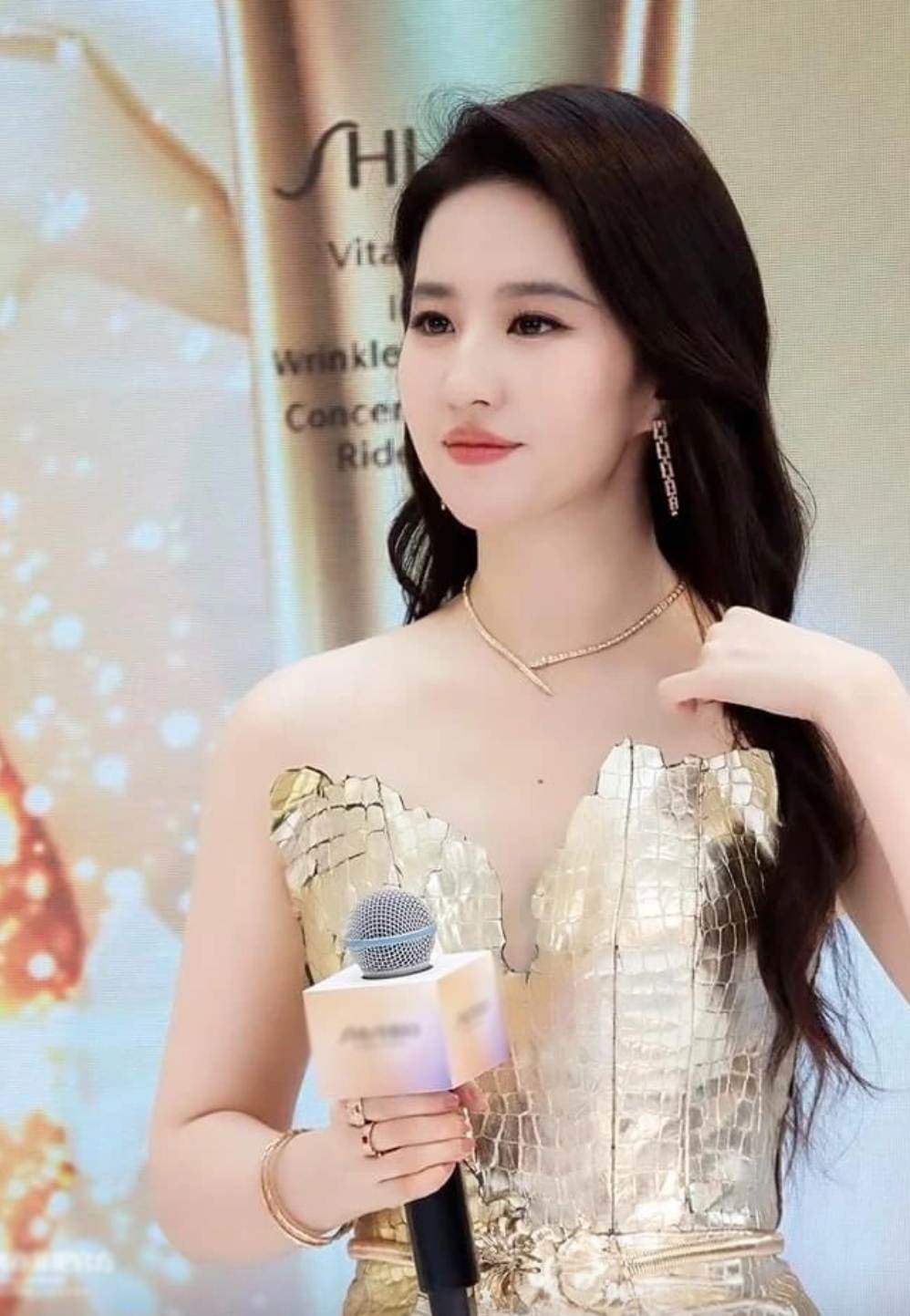 Lưu Diệc Phi diện "váy dát vàng" đẹp lộng lẫy, visual như tiên nữ dù tăng cân - 3