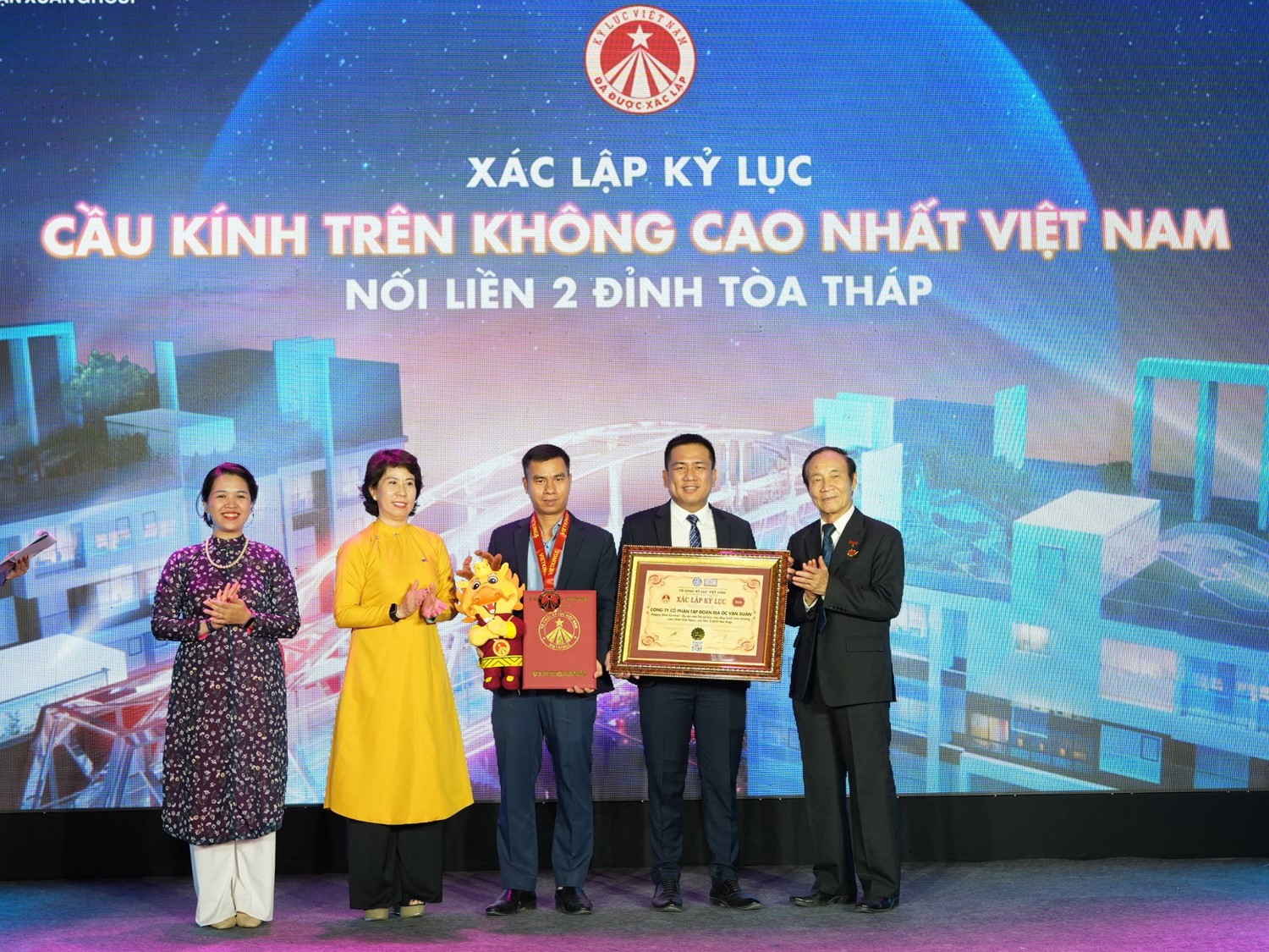 Kỷ lục “Cầu kính trên không cao nhất Việt Nam” là đích đến đầy tự hào cho mỗi chủ nhân sở hữu.