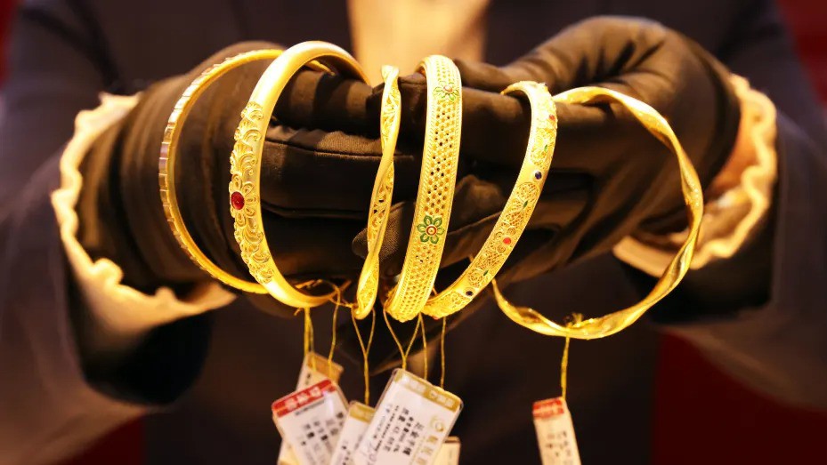 Lắc tay vàng tại một cửa hàng ở Chiết Giang