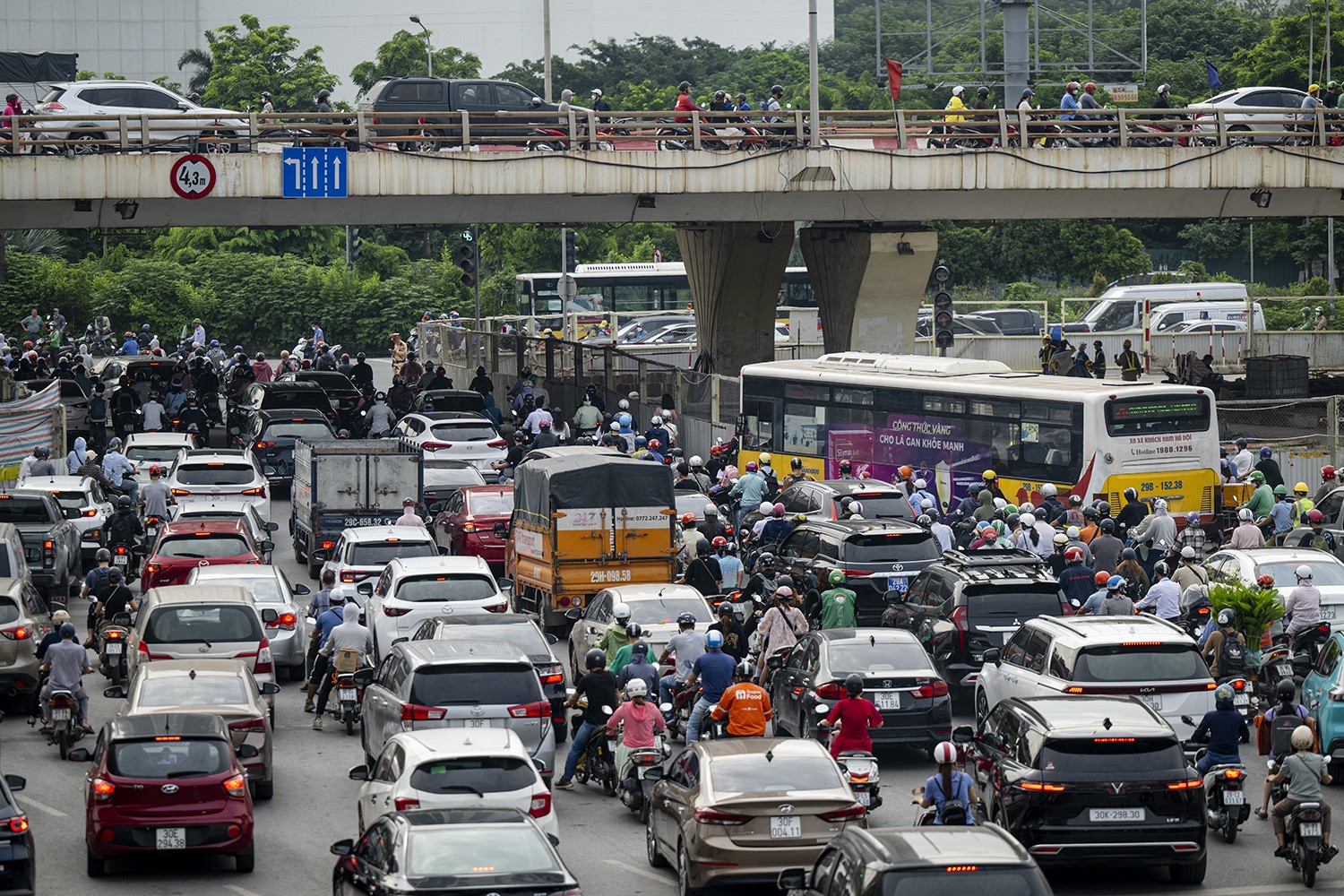 Nút giao Mai Dịch thông xe cầu vượt thép, giao thông được cải thiện đáng kể