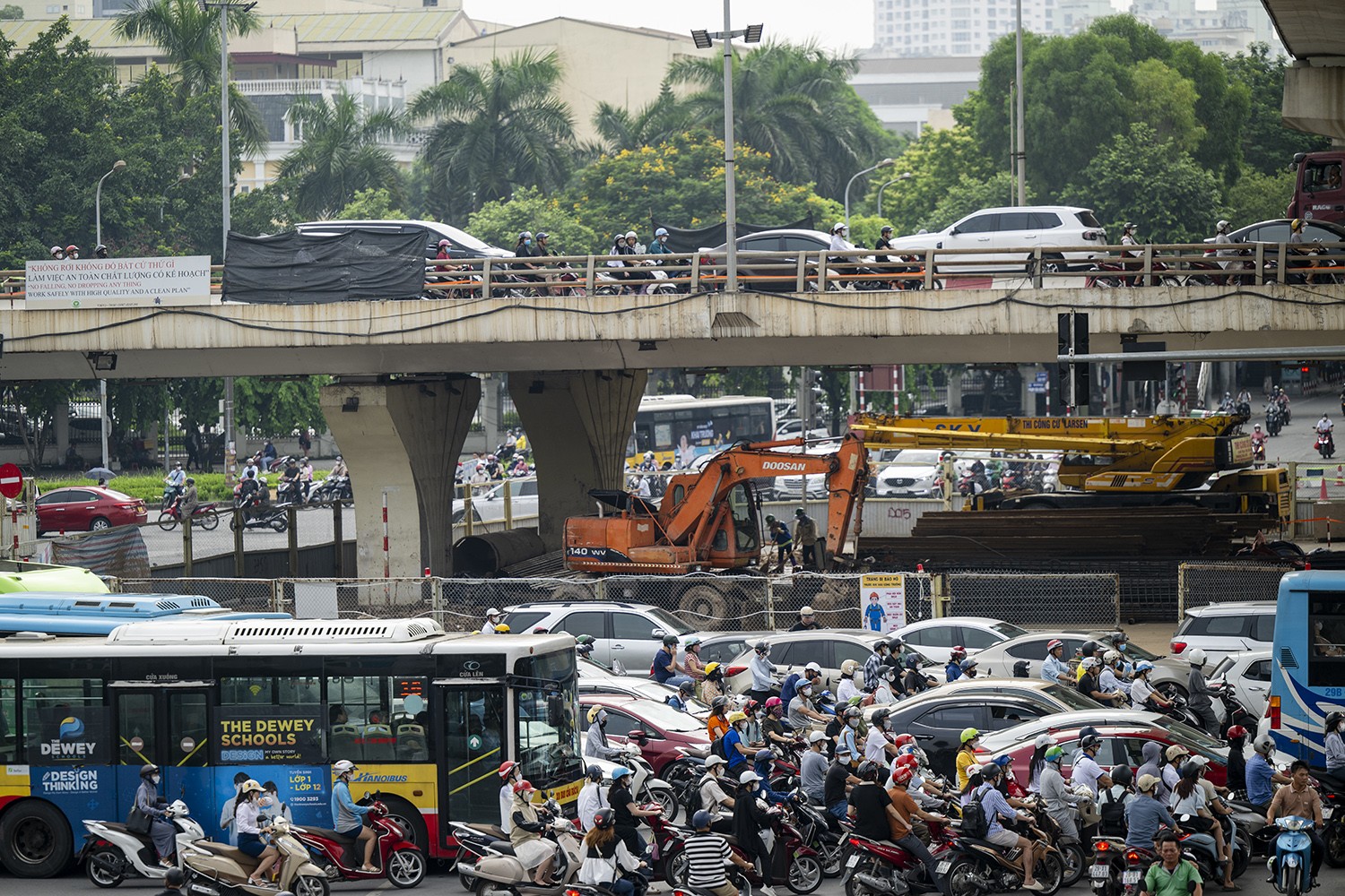 Nút giao Mai Dịch thông xe cầu vượt thép, giao thông được cải thiện đáng kể