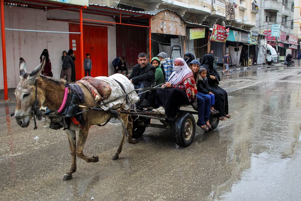 Một gia đình ở Rafah phải sơ tán khỏi thành phố (ảnh: Reuters)