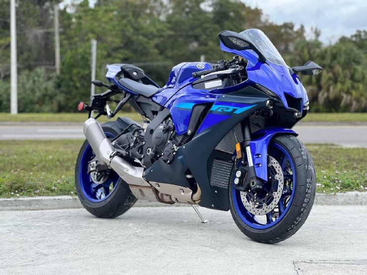 4. Yamaha YZF-R1 có giá đề xuất quốc tế là 18.399 USD (467,1 triệu đồng). Mẫu môtô thể thao này có cấu hình khí động học ấn tượng, nhiều công nghệ hỗ trợ lái xe, giúp lái xe tự tin hơn. Khối động cơ 4 xi lanh thẳng hàng, dung tích 998cc giúp cho YZF-R1 đạt công suất tối đa lên đến 197 mã lực.